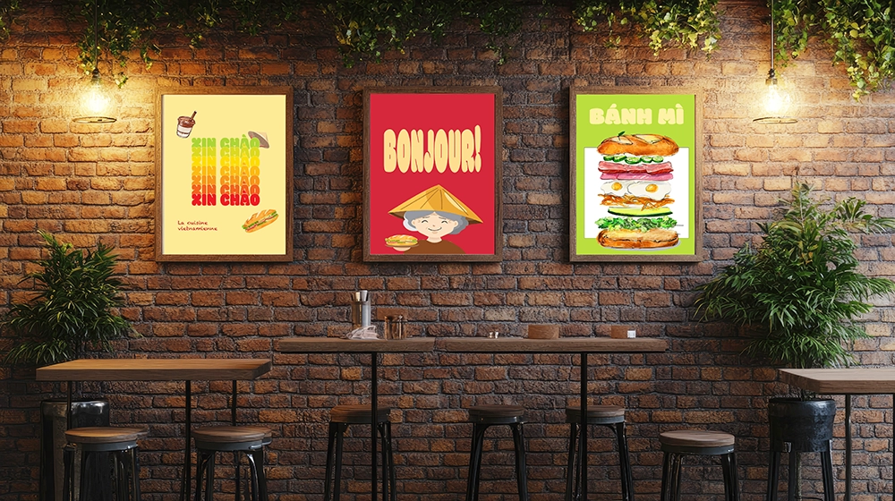 Trois affiches sur mural dans un restaurant