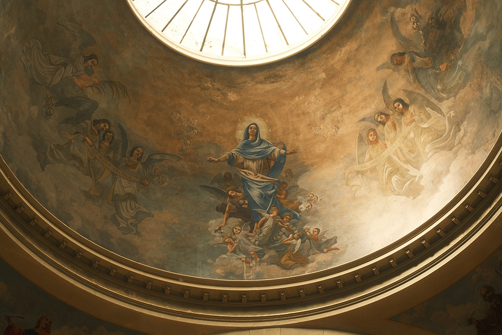 image religieuse sur le dôme incurvé de la chapelle