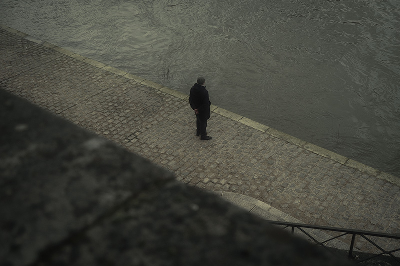 l'homme contemplant la rivière