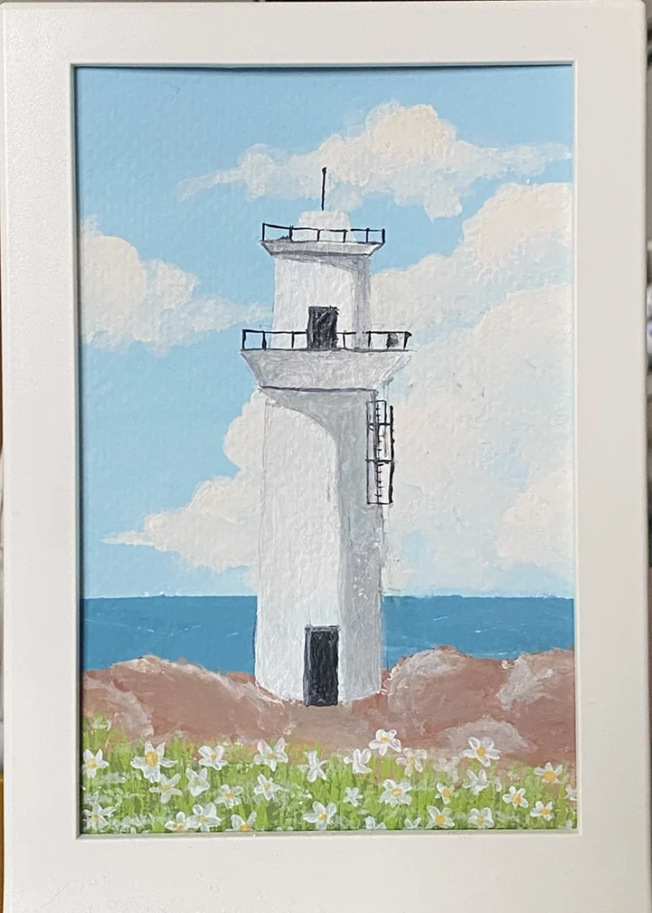 Une peinture à l'acrylique représentant un phare blanc s'élevant verticalement au centre de la composition. Au premier plan, un champ de petites fleurs blanches aux cœurs jaunes pousse dans l'herbe verte. Le phare, doté de deux balustrades noires et d'une porte sombre à sa base, se dresse devant une mer bleue paisible. L'arrière-plan se compose d'un ciel bleu clair parsemé de grands nuages blancs cotonneux. L'ensemble dégage une atmosphère sereine et lumineuse, avec des textures de peinture visibles qui donnent du relief à la scène.
