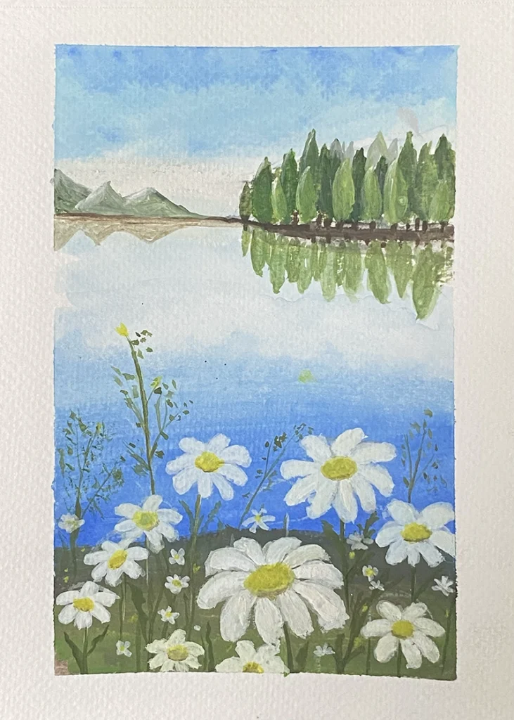 Une peinture à l'acrylique représentant un phare blanc central sur un fond marin. Au premier plan, un champ d'herbe verte est parsemé de marguerites blanches aux cœurs jaunes. Le phare, détaillé avec des balustrades noires et une petite porte sombre, se dresse sur des rochers bruns. À l'arrière-plan, une mer bleue calme s'étend sous un ciel azur rempli de grands nuages blancs cotonneux. L'ambiance est lumineuse, estivale et paisible.