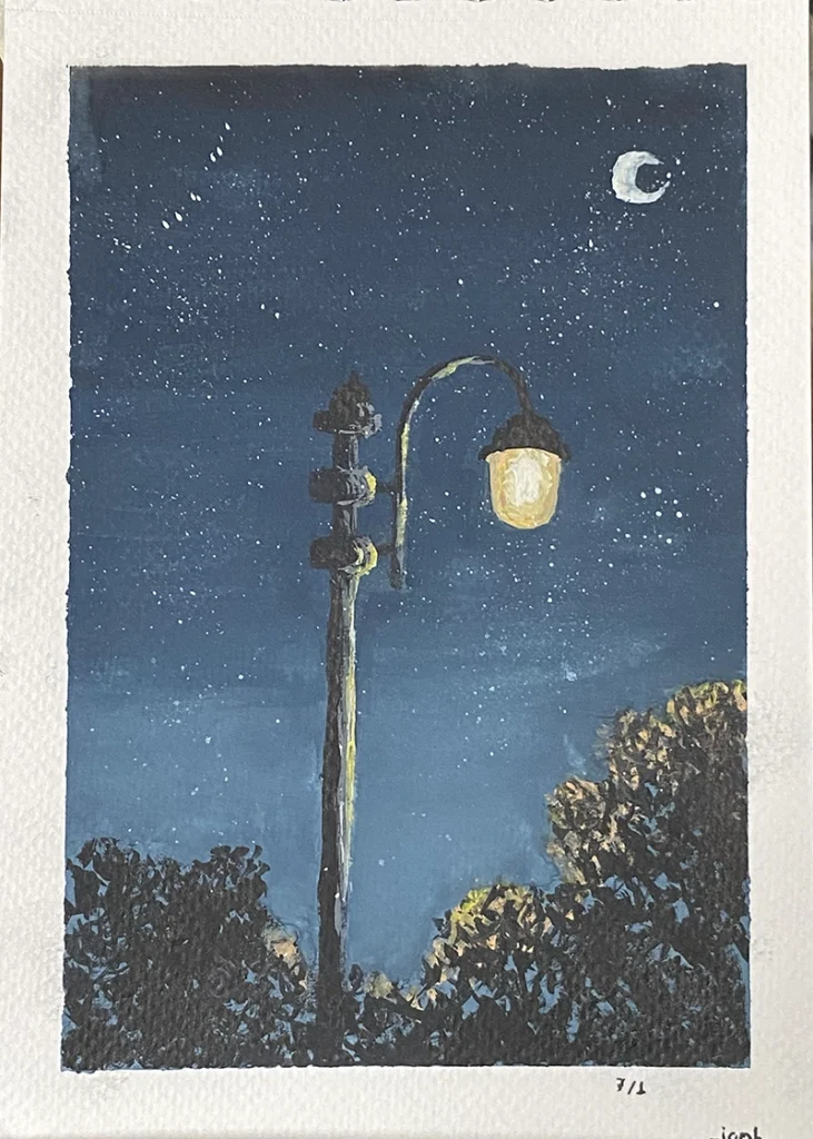 Une peinture nocturne intime représentant un réverbère recourbé dont la lanterne unique diffuse une lueur dorée. Le ciel est d'un bleu pétrole profond, constellé d'une multitude de petites étoiles blanches et d'un fin croissant de lune en haut à droite. Des silhouettes d'arbres sombres occupent le bas de l'image, avec quelques reflets jaunes sur les feuilles. La texture du papier et les coups de pinceau visibles renforcent le sentiment de calme et de silence de la nuit.