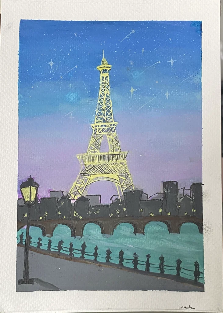 Une peinture de la Tour Eiffel illuminée de jaune sur un fond de ciel étoilé. La tour se dresse derrière la silhouette sombre des immeubles parisiens et un pont à arches traversant une rivière turquoise. Au premier plan, un quai gris avec un réverbère et une balustrade noire complète la scène. Le ciel passe du violet au bleu foncé, parsemé d'étoiles blanches et de traînées lumineuses. C'est une vision nocturne féerique et stylisée de Paris.