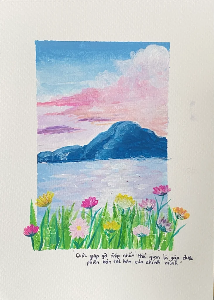 Une peinture délicate au centre d'une feuille blanche, montrant une silhouette de montagne d'un bleu profond se reflétant dans une eau calme. Le ciel est peint avec des nuances de rose, de violet et de bleu pastel, suggérant un coucher de soleil doux. Au premier plan, des fleurs sauvages colorées (rose, jaune, blanc) dépassent du cadre de l'illustration principale. Sous le dessin, une citation manuscrite en vietnamien apporte une touche poétique: "La plus belle rencontre au monde est de rencontrer une meilleure version de soi-même." L'ensemble utilise des coups de pinceau visibles et texturés, créant une ambiance onirique, tendre et inspirante.