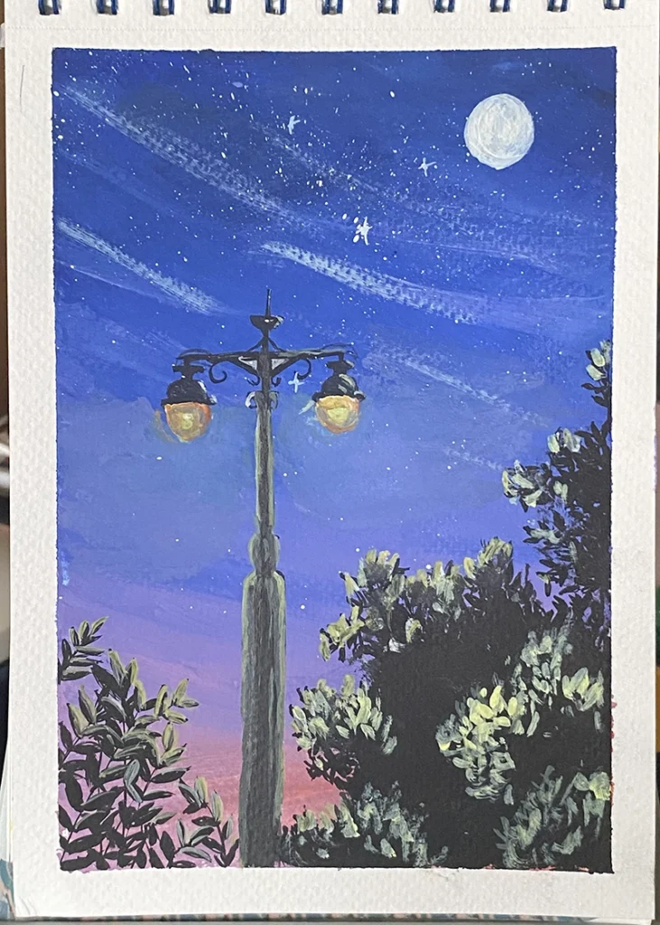 Une peinture nocturne capturant un réverbère à deux lampes allumées, diffusant une lueur jaune chaude. Le réverbère se dresse au centre, entouré de silhouettes sombres de buissons et de feuillages sur les côtés. Le ciel est un dégradé magistral passant d'un rose orangé à l'horizon vers un bleu nuit profond au sommet, parsemé d'étoiles scintillantes et de traînées de nuages fins. En haut à droite, une pleine lune lumineuse éclaire la scène. La texture de la peinture est riche, créant un contraste saisissant entre l'obscurité de la végétation et la clarté du ciel étoilé. C'est une scène romantique et paisible.