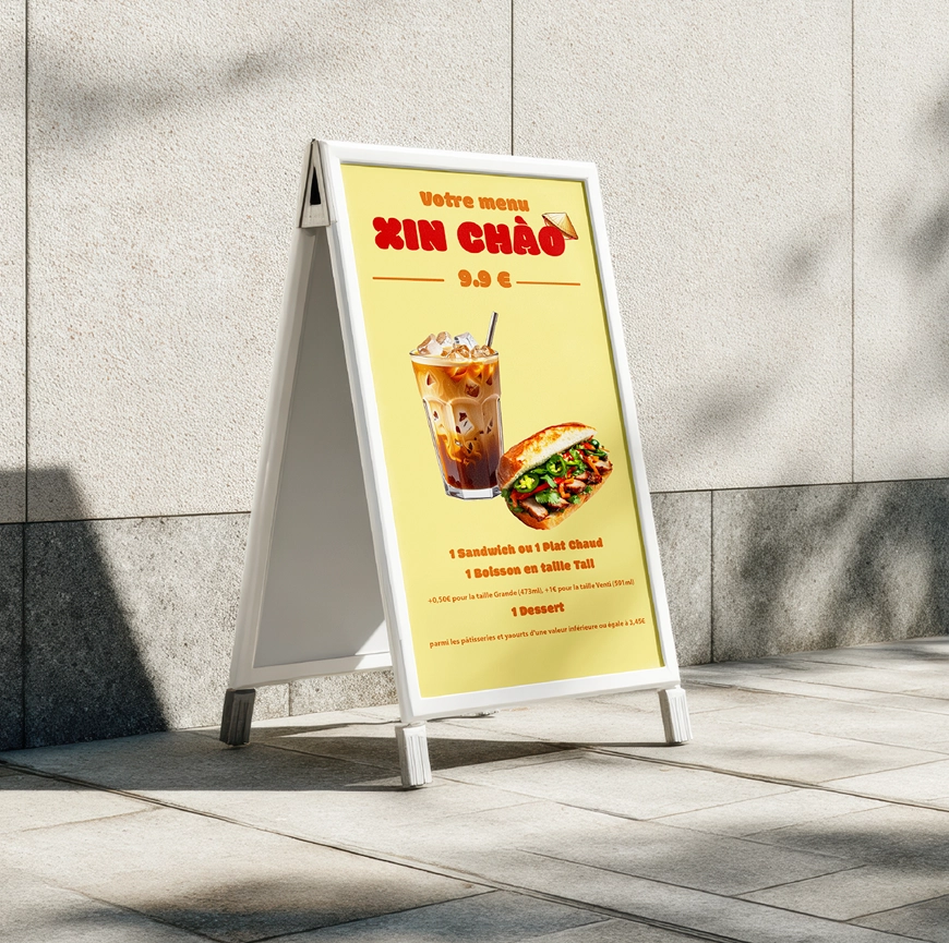 Des affiches publicitaires présentant les produits et les prix de la marque Xin Chao sont apposées sur l'enseigne située devant le magasin.