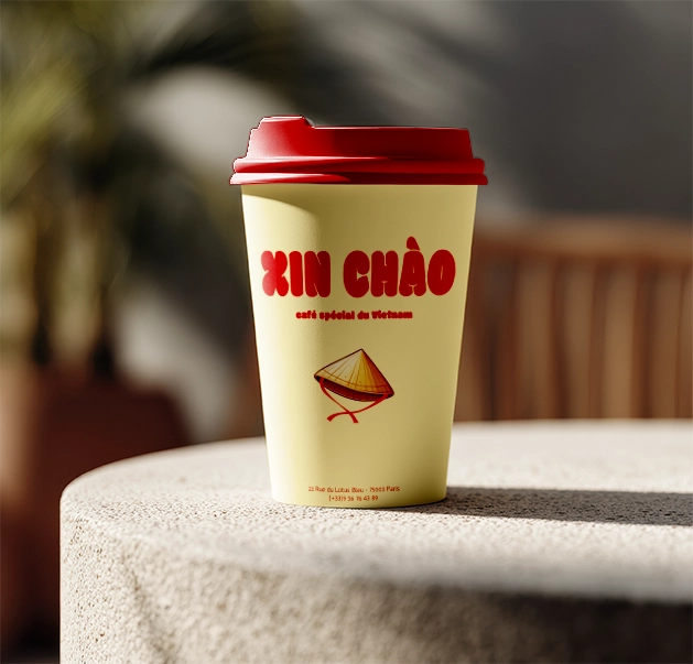 Design le nom et le logo de la marque Xin Chao sur les gobelets en papier pour les produits de café à emporter.